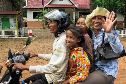 Familie unterwegs auf Moped