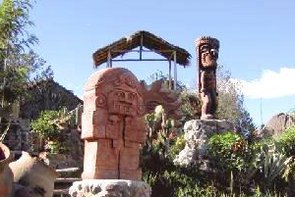 Kunsthandwerk und Statuen in Ecuador