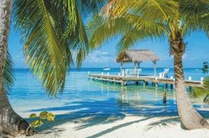 Pier auf einer kleinen tropischen Insel am Barrier Reef mit paradiesischem Strand, Karibik, Belize, Zentralamerika