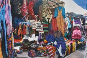 Otavalo Markt Ecuador Plaza de los Ponchos mit bunten Textilien