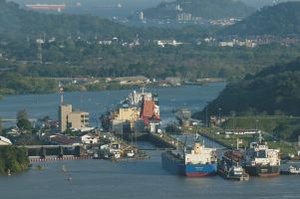 Panamakanal mit Containerschiff in den Miraflores-Schleusen bei Panama City während einer Panama Rundreise