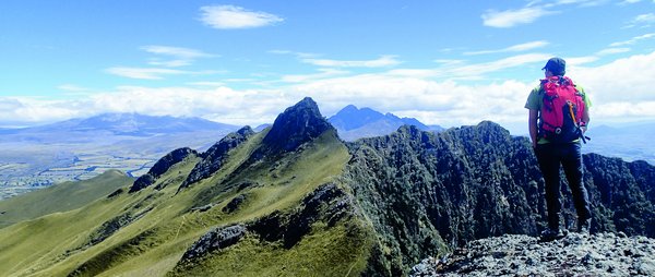 Wandern Pasochoa Gipfel Anden Ecuador mit Berglandschaft