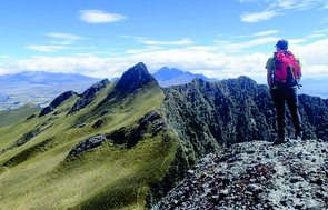 Wandern Pasochoa Gipfel Anden Ecuador mit Berglandschaft