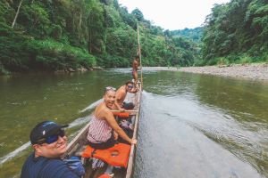Emberá auf einer Bootsfahrt durch den Regenwald im Chagres Nationalpark in Panama