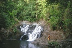 Emberá-Mann vor einem Wasserfall im tropischen Regenwald von Panama