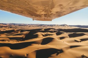 Fliegend über die Namib Wüste