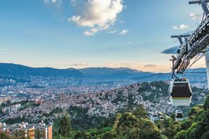 Panoramablick auf Medellín mit der Seilbahn in Kolumbien