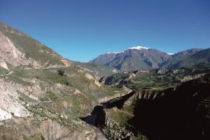Blick über den Colca Canyon in Peru mit seiner beeindruckenden Schluchtenlandschaft in den Anden.