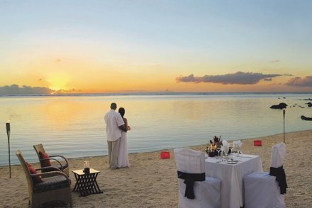 Romantisches Dinner am Strand im Beachcomber Le Victoria