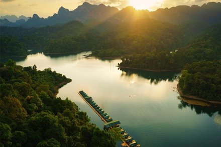 Blick auf das Elephant Hills Rainforest Camp im Khao Sok Nationalpark