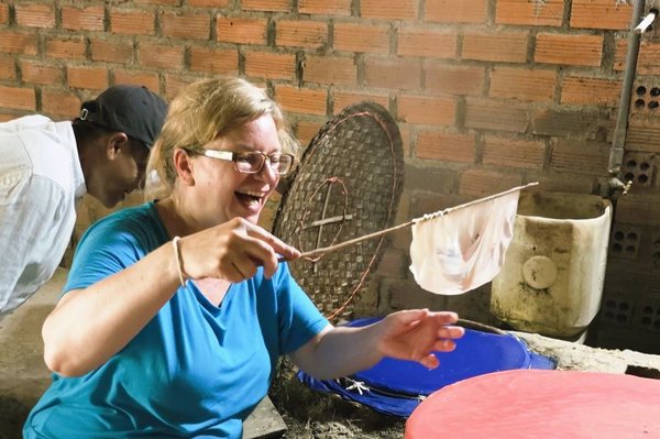 Mit anpacken bei der Herstellung von Reispapier (vollkommen talentlos...) Mit anpacken bei der Herstellung von Reispapier (vollkommen talentlos...)