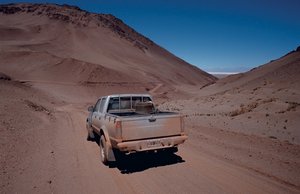 Auto auf sandiger Piste im Nordwesten Argentiniens in einer weiten Andenlandschaftndschaften