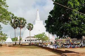 Die Ruwanwelisaya Dagoba in Anuradhapura