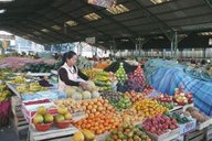 Traditioneller Markt Ecuador mit Einheimischen und regionalen Produkten
