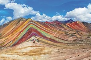 Blick auf den Rainbow Mountain bei Cusco mit seinen farbenfrohen Gesteinsschichten in den peruanischen Anden.