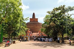 Pilger am Eingang der Jetavanaramaya Stupa