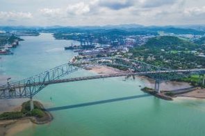 Blick auf die Bridge of the Americas in Panama City, die den Pazifik überquert und von tropischem Regenwald umgeben ist.