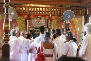 Pilger im berühmten Zahntempel von Kandy 
