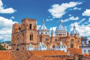 Kathedrale von Cuenca Ecuador mit blauen Kuppeln im historischen Stadtzentrum