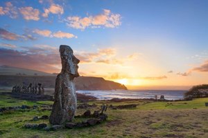 Sonnenaufgang am Ahu Tongariki auf der Osterinsel in Chile mit den berühmten Moai-Statuen
