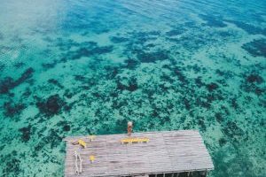 Steg über dem türkisblauen Wasser von Bocas del Toro an der Karibikküste Panamas