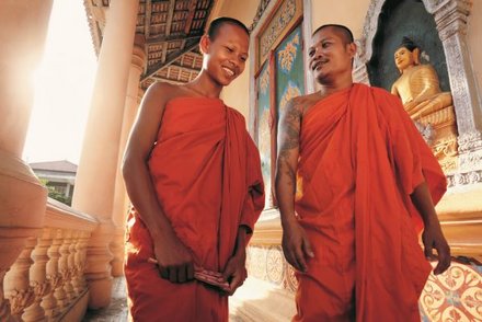 Mönche unterwegs in Phnom Penh