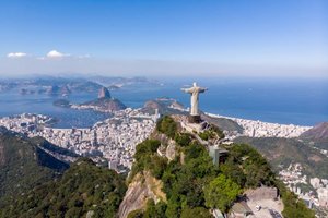 Luftaufnahme von Rio de Janeiro mit der Christusstatue Cristo Redentor in Brasilien