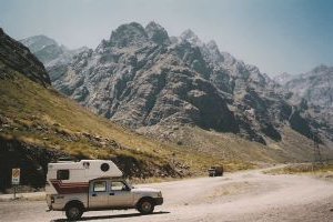 4x4 Mietwagen in patagonischer Landschaft