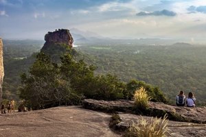Früh morgens hier sitzen und die Aussicht auf Sirigirya genießen © Back of Beyond