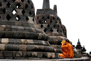 Ein betender Mönch an der Borobudur Tempelanlage auf Java 