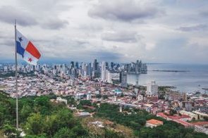 Skyline von Panama City mit Blick auf das Wasser und moderne Hochhäuser am Pazifik.