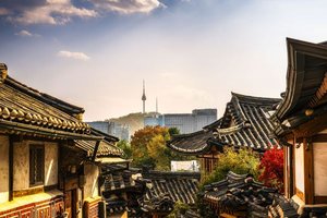 Hanok Village mit Blick auf den N-Tower in Seoul