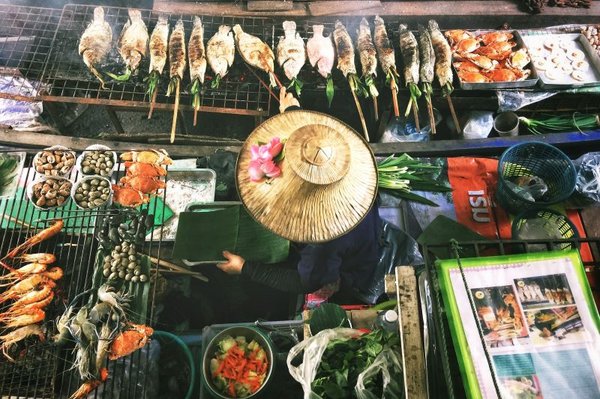 Ein schwimmender Markt in Thailand Ein schwimmender Markt in Thailand