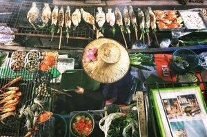 Ein schwimmender Markt in Thailand Ein schwimmender Markt in Thailand