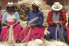 Flechten eines Panamahuts Ecuador traditionelles Handwerk