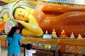 Liegender Buddha im Isurumuniya Tempel bei Anuradhapura Liegender Buddha im Isurumuniya Tempel bei Anuradhapura