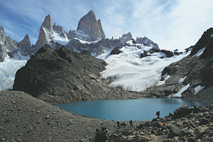Fitz Roy Massiv & Wanderer am See, Patagonien