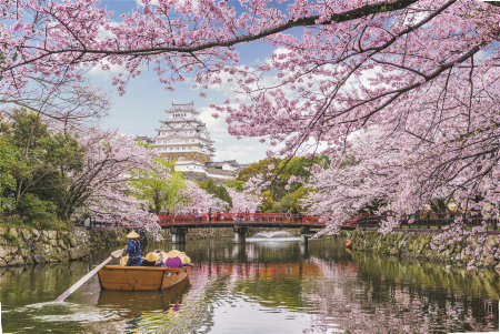 Kirschblüte in Japan; Boot auf Fluss, Himeji, Japan at Himeji Castle in spring season