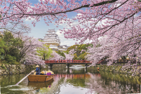 Kirschblüte in Japan; Boot auf Fluss, Himeji, Japan at Himeji Castle in spring season