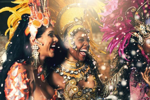 Samba-Tänzerinnen in farbenprächtigen Kostümen beim Karneval in Rio de Janeiro, Brasilien