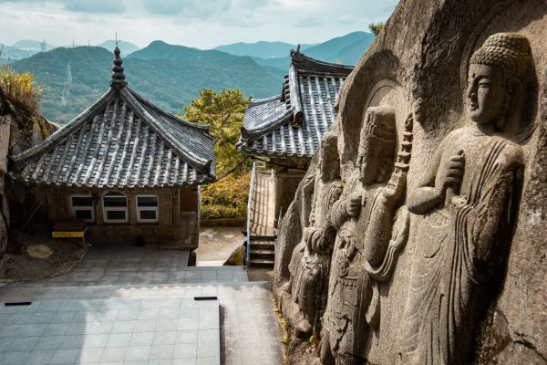 In den Fels gemeißelte Buddhafiguren im Seokbulsa Tempel bei Busan In den Fels gemeißelte Buddhafiguren im Seokbulsa Tempel bei Busan