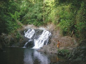 Emberá-Mann vor einem Wasserfall im tropischen Regenwald von Panama