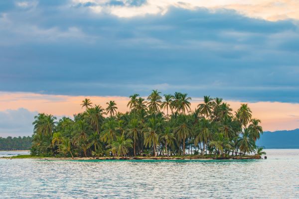 Tropischer Sandstrand mit Palmen auf den San-Blas-Inseln in Panama