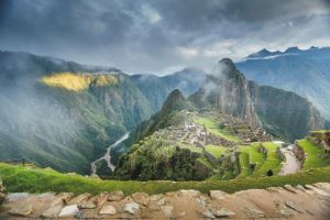 Blick auf die berühmte Inkastadt Machu Picchu bei Cusco in den peruanischen Anden.