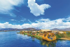 Ein traditionelles Totora-Boot fährt über den Titicacasee bei Puno im Süden Perus.
