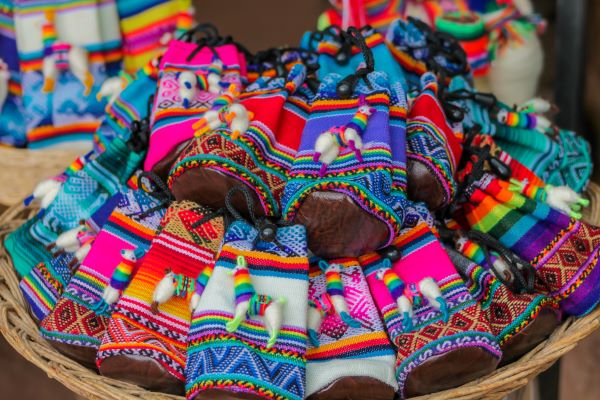 Traditionelle farbenfrohe Textilien und Kunsthandwerk auf einem Markt in Cusco, Peru