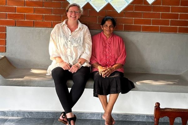 Jessica Schmitt in Sri Lanka - zusammen mit der besten Köchin Sri Lankas (fragen Sie uns nach Rezepten...)