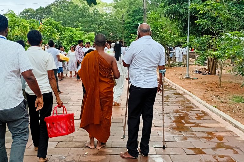 Pilger auf dem Weg zum Sri Maha Bodhi