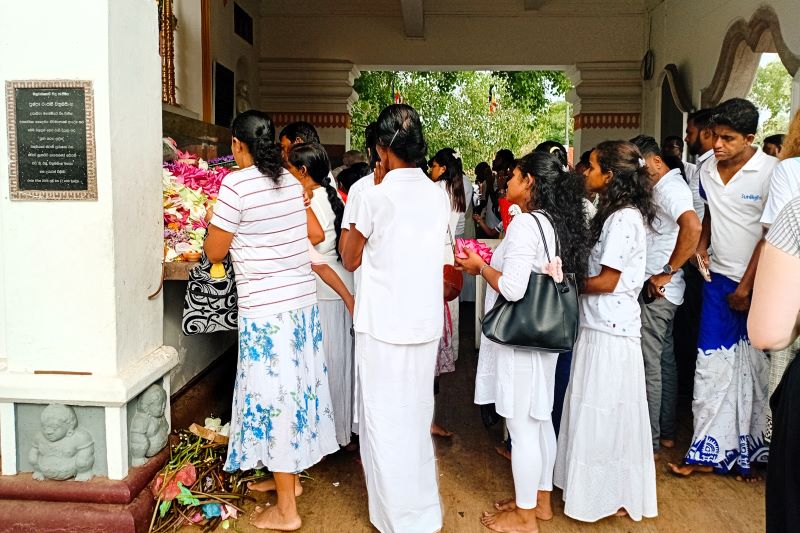 Pilger in Anuradhapura am Sri Maha Bodhi