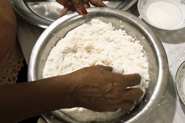 Vorbereitung für Puttu, die leckeren, gedämpften Rollen